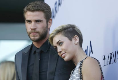Miley Cyrus y Liam Hemsworth, en un estreno en Los Ángeles en agosto de 2013.