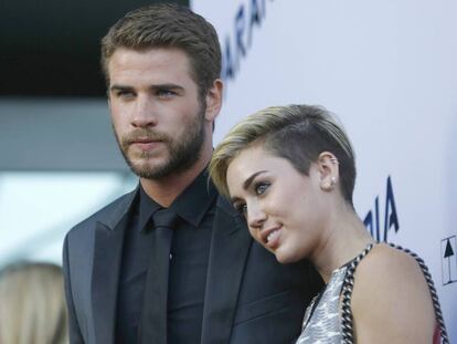 Miley Cyrus y Liam Hemsworth, en un estreno en Los &Aacute;ngeles en agosto de 2013.