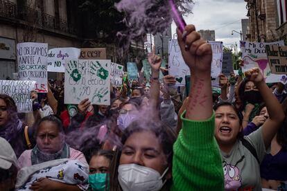 Una multitud de mujeres avanza por la calle 5 de mayo, en el Centro Histórico de la Ciudad de México.