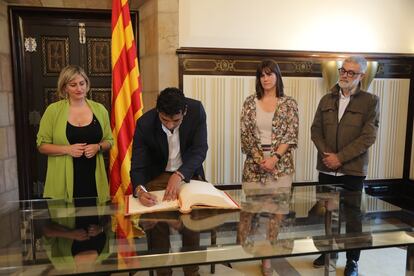 Alba Vergés (a la izquierda), en el recibimiento al presidente de la Cámara de Representantes de Colombia, David Racero. A la derecha, la secretaria segunda del Parlament, Aurora Madaula, y el secretario tercero, Carles Riera.