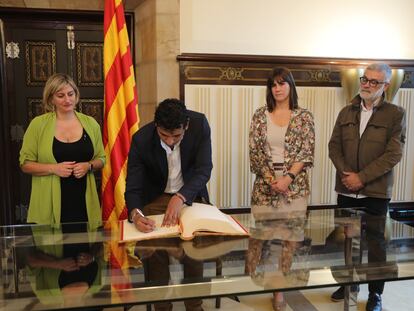 Alba Vergés (a la izquierda), en el recibimiento al presidente de la Cámara de Representantes de Colombia, David Racero. A la derecha, la secretaria segunda del Parlament, Aurora Madaula, y el secretario tercero, Carles Riera.