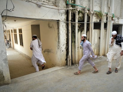 Un grupo de estudiantes se dirige a la mezquita de la escuela coránica Haqqania, en el norte de Pakistán