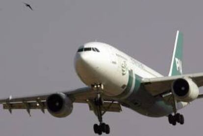 Fotografía de archivo que muestra un avión de la compañía aérea Pakistán Internacional Airlines (PIA), tras despegar en el aeropuerto de Islamabad, en Pakistán.