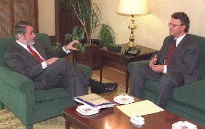 Jaime Mayor y Jesús Caldera, ayer durante su reunión en el Ministerio del Interior.