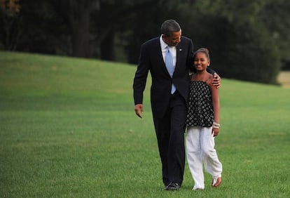 Barack Obama camina por los jardines de la Casa Blanca con su hija pequeña, Sasha. Era agosto de 2010, y la familia volvía a la Casa Blanca después de sus primeros 10 días de vacaciones en Martha's Vineyard desde que llegaron a la residencia presidencial.