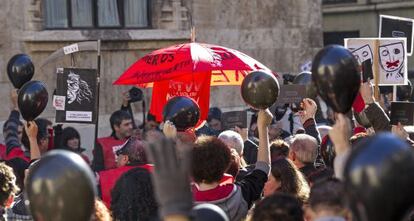 Trabajadores de RTVV este mediodía frente al Palau de la Generalitat en Valencia.