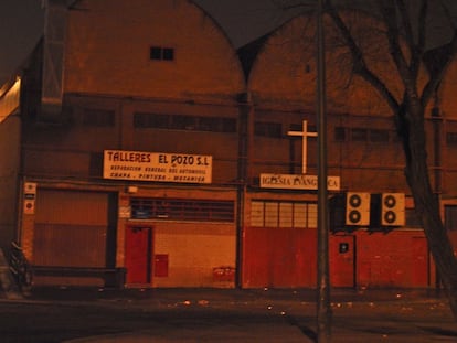 Las naves industriales en la calle Reguera de Tomateros, en el barrio de Entrevías, quedan sin luz. La noche de 14 enero.