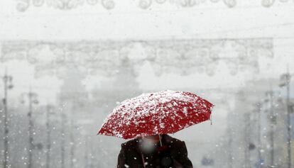 Una persona camina bajo la nevada en una calle en el centro de Kiev (Ucrania), el 29 de noviembre de 2015.