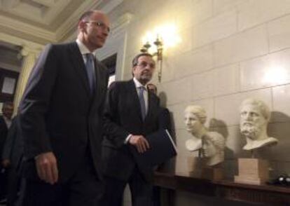 El primer ministro griego, Antonis Samaras (dcha), y su homólogo italiano, Enrico Letta (izda), momentos antes de ofrecer una rueda de prensa conjunta en Atenas (Grecia) hoy, lunes 29 de julio de 2013.