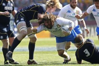 Martin Castrogiovanni cae placado por jugadores escoceses el pasado Seis Naciones.