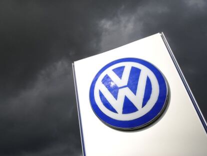 Logo de Volkswagen en la planta del grupo en Wolfsburgo, Alemania.