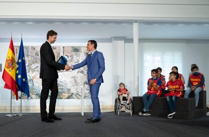 El exjugador de baloncesto español Pau Gasol (izquierda) recibe la Gran Cruz de la Real Orden del Mérito Deportivo de manos del presidente del Gobierno español, Pedro Sánchez, en La Moncloa. 
