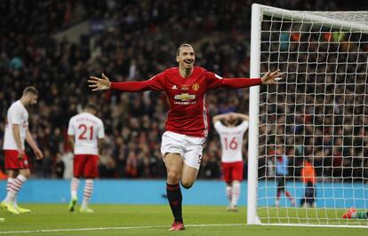 Ibrahimovic celebra el tercer gol del United.