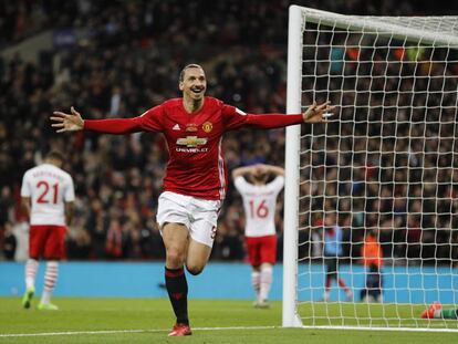 Ibrahimovic celebra el tercer gol del United.