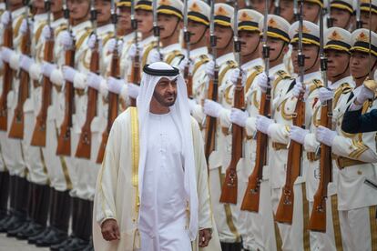 El príncipe heredero de Abu Dabi, el jeque Mohamed bin Zayed al Nahyan, pasa revista a la guardia de honor durante la ceremonia de bienvenida celebrada con motivo de su reunión con el presidente de China, Xi Jinping (no aparece), este lunes, en Pekín (China).