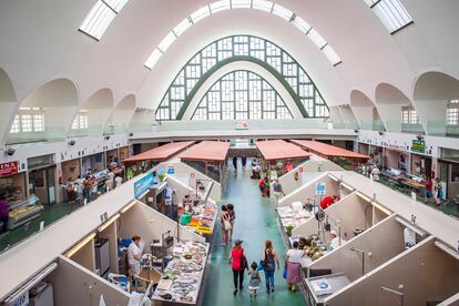 Interior del mercado de San Agustín de A Coruña. Un edificio construido en 1932 según las directrices estéticas del movimiento moderno.