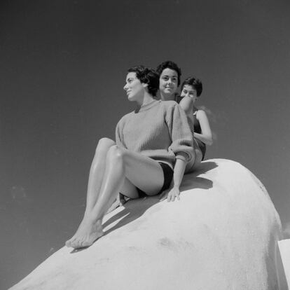 Sonsoles y unas amigas, Suances, 1954