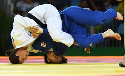 A israelense Yarden Gerbi (de branco) contra a japonesa Miku Tashiro durante a disputa feminina de até 63 kg.