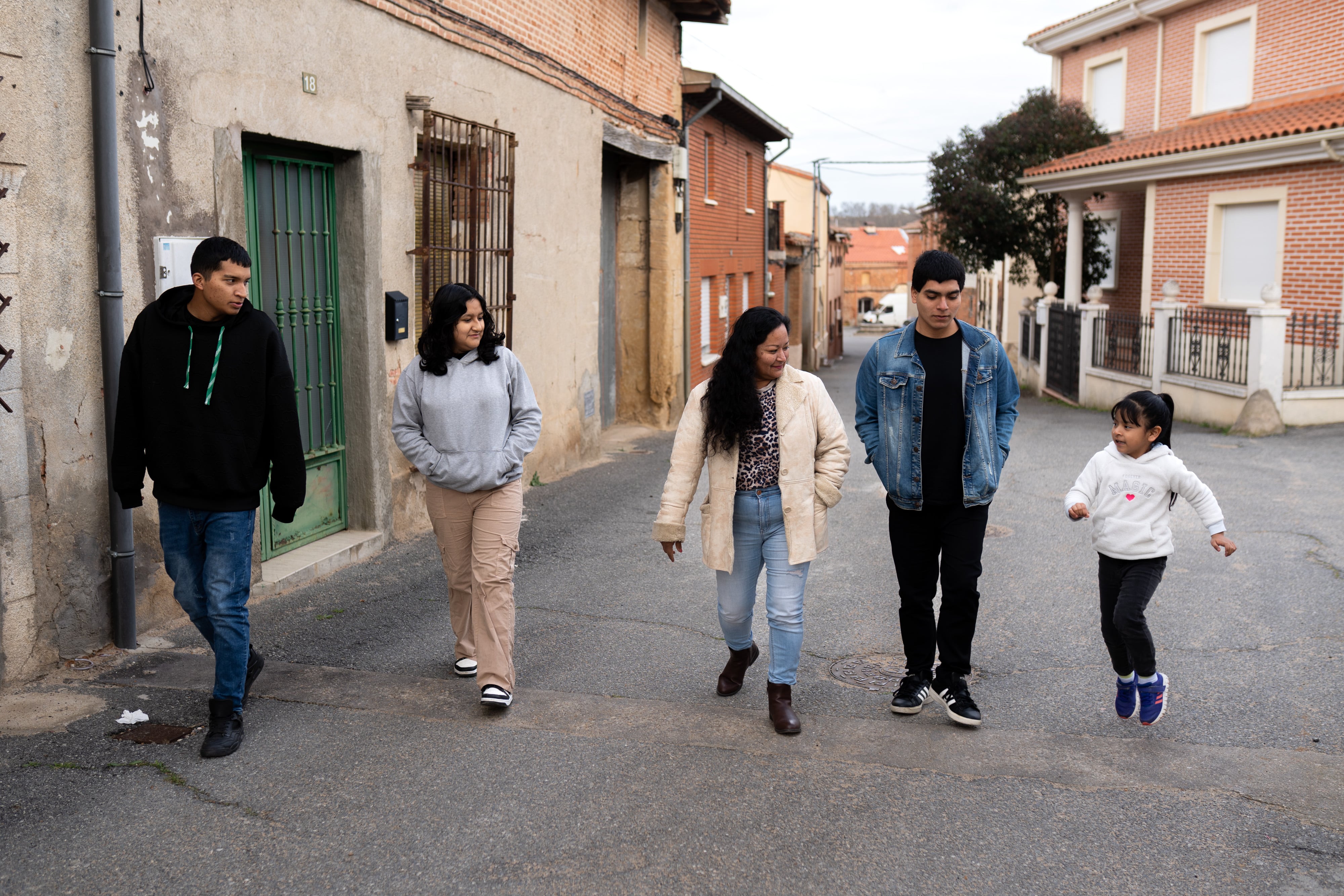 Karen Canayo, peruana de 40 años, y sus hijos, en las calles de Bóveda del Toro (Zamora).