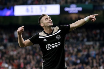 El jugador del Ajax, Dusan Tadic, celebra el tercer gol contra el Real Madrid en el Bernabéu.