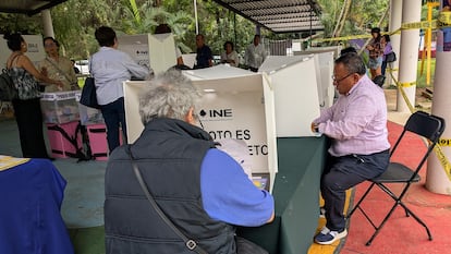 Una persona de la tercera edad emite su voto en la elección judicial y local, en Veracruz, el primero de junio.