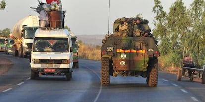 French troops begin their deployment in central Mali.