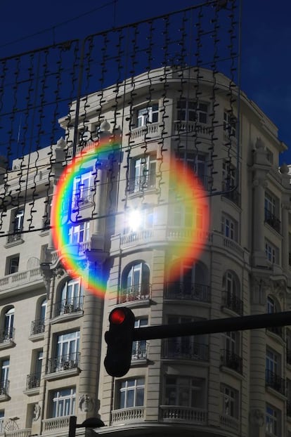 Reflejo en uno de los edificios que integran la Gran Vía.