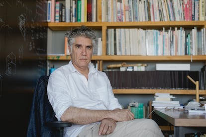 Alejandro Aravena en su oficina, en el piso 29 de la Torre Santa María en Santiago de Chile.