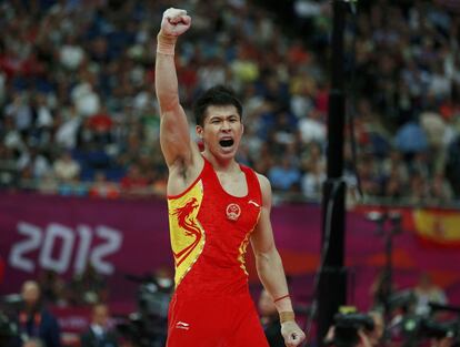 El chino Zhang Chenglong celebra su ejercicio en potro con arcos.