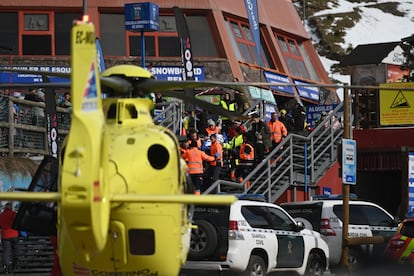 Trabajadores de los servicios de emergencias atiende a un herido en la estación de esquí de Astún, este sábado.