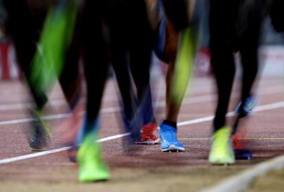 Detalle de los atletas participantes en la carrera de 5.000 metros masculinos en en 'Golden Gala' de atletismo celebrado en el Estadio Olímpico de Roma (Italia).