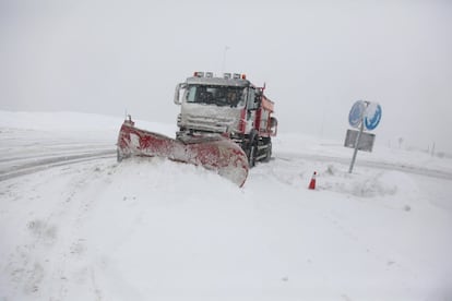 Una máquina quitanieves limpia la carretera en el Puerto de Navacerrada en 2019