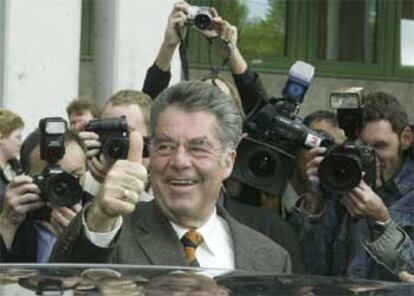 El candidato socialdemócrata Heinz Fischer, tras votar en Viena.