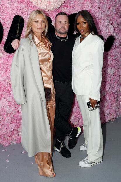 Kim Jones junto a Kate Moss y Naomi Campbell tras el desfile de Dior del pasado enero