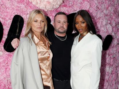 Kim Jones junto a Kate Moss y Naomi Campbell tras el desfile de Dior del pasado enero