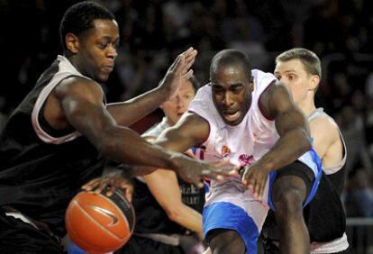 Maurice Bailey del Xacobeo Blu:sens defiende un balón ante Jerome Moiso.