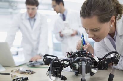 Una joven trabaja en la fabricación de un robot.