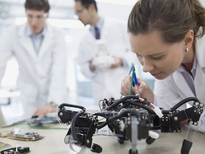 Una joven trabaja en la fabricación de un robot.