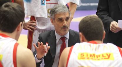 José Luis Abós, cuando entrenaba al CAI Zaragoza.
