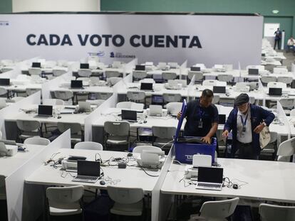 Trabajadore selectorales preparan el equipo para contar los votos, en San Salvador, el pasado 10 de febrero.