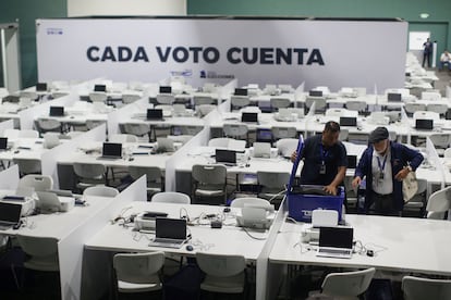Trabajadore selectorales preparan el equipo para contar los votos, en San Salvador, el pasado 10 de febrero.