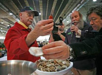 Bernard Gonthier (con chaqueta roja), campeón del mundo de abridores de ostras, tras una exhibición, ayer.