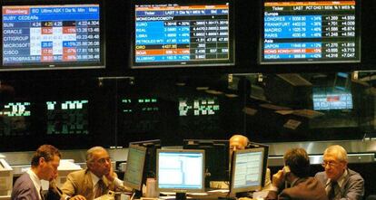 Operadores en la Bolsa de Buenos Aires.