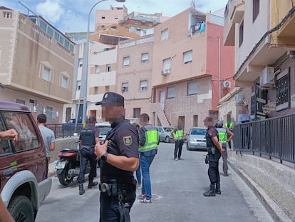 Registro en el barrio de Reina Regente de Melilla, el martes, durante la operación policial contra el supuesto fraude electoral.