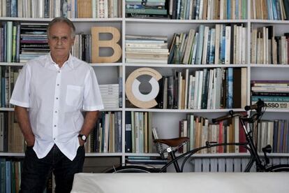 Albert García Espuche, ante la librería de su casa.