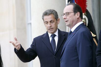 Sarkozy e Hollande no Palácio do Eliseu, em Paris.