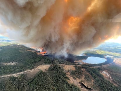 Una columna de humo se eleva a causa de un incendio cerca a Lodgepole, en Alberta (Canadá), el 4 de mayo de 2023.