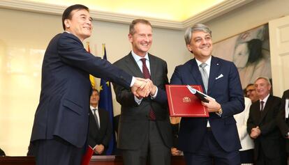 An Ji, presidente de JAC: Herbert Diess, presidente del Grupo Volkswagen, y Luca de Meo, presidente de SEAT, tras la firma del acuerdo.