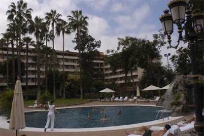 Piscina del hotel Botánico, un clásico en Tenerife que ahora incorpora un complejo balneario de inspiración oriental.