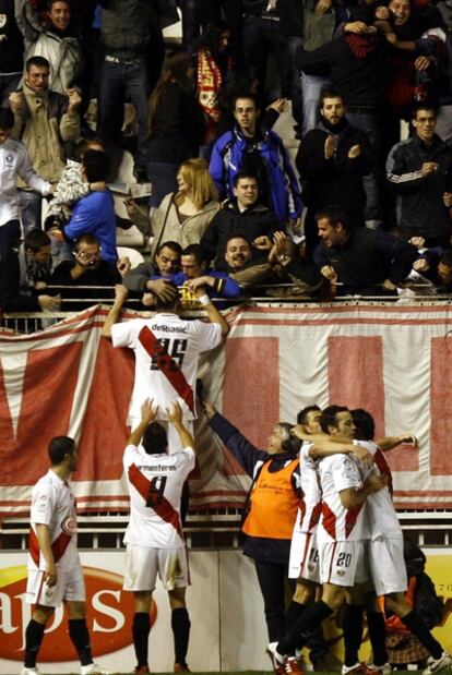 Los jugadores del Rayo celebran un gol.